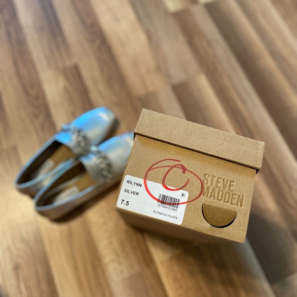 Steve Madden Slip On Rilynn Chain Loafer Silver Leather Women Size 7.5 NWOT - Picture 3 of 15